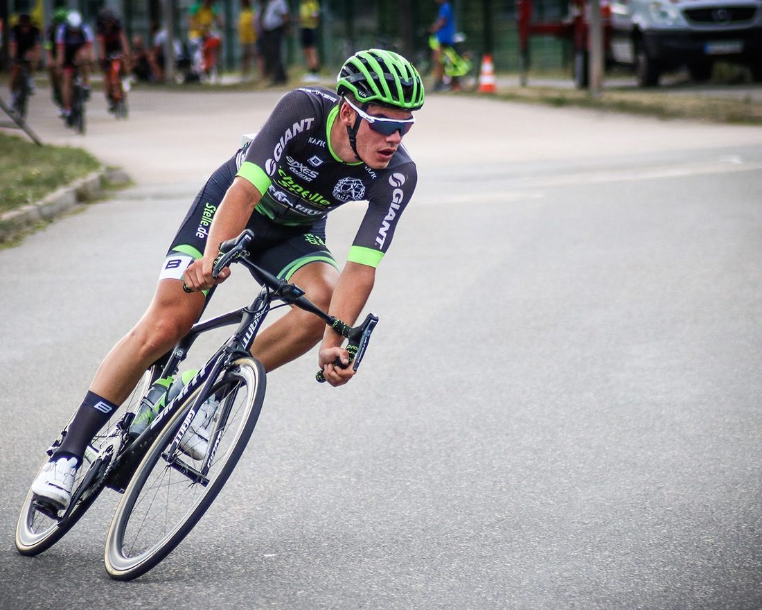 Radsportler im schwarz-grünen Trikot von schnelleStelle.de